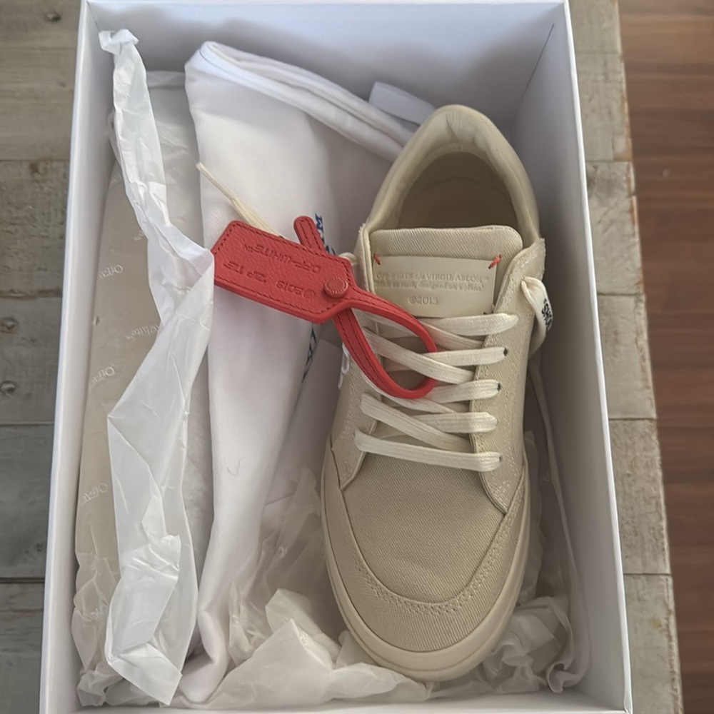 Off-White - Picture 2 of 9